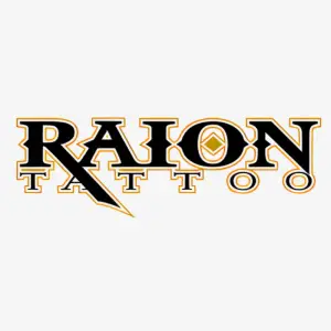 Logo di Raion Tattoo con lettere nere e oro; la A di Raion &egrave; stilizzata con una barra diagonale, mentre la lettera O contiene un disegno geometrico.